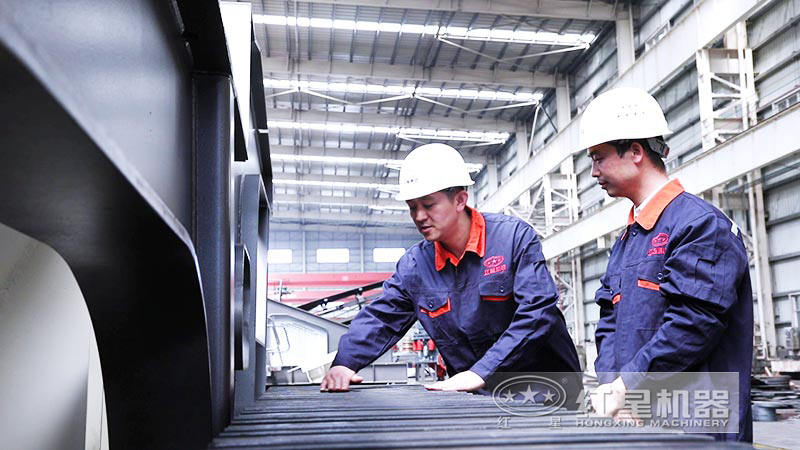 车间师傅在认真侧量设备尺寸中