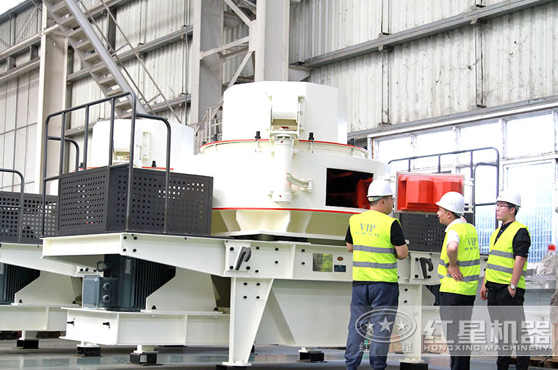 客户经理带用户参观制砂设备细节讲解中