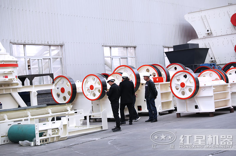 客户来厂考察小型破碎机