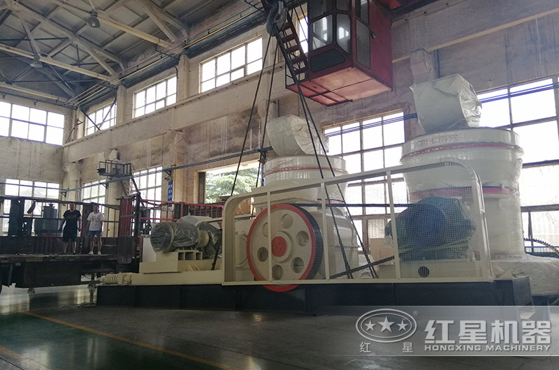 红星对辊破碎机吊装作业发货现场